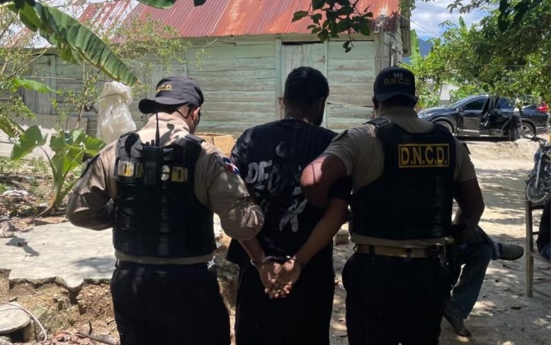 Arrestan a dos hombres con drogas, arma y dinero en operativo en Loma de Cabrera