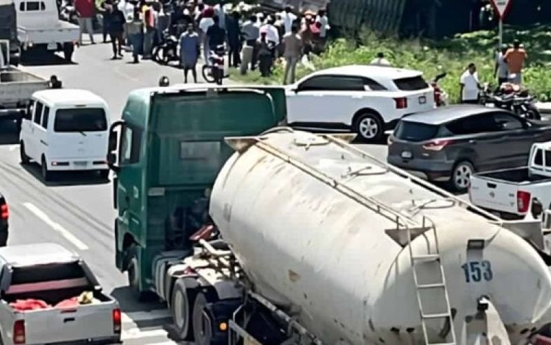 Familiares denuncian retraso en entrega de cuerpos de mujer embarazada y su hijo tras accidente