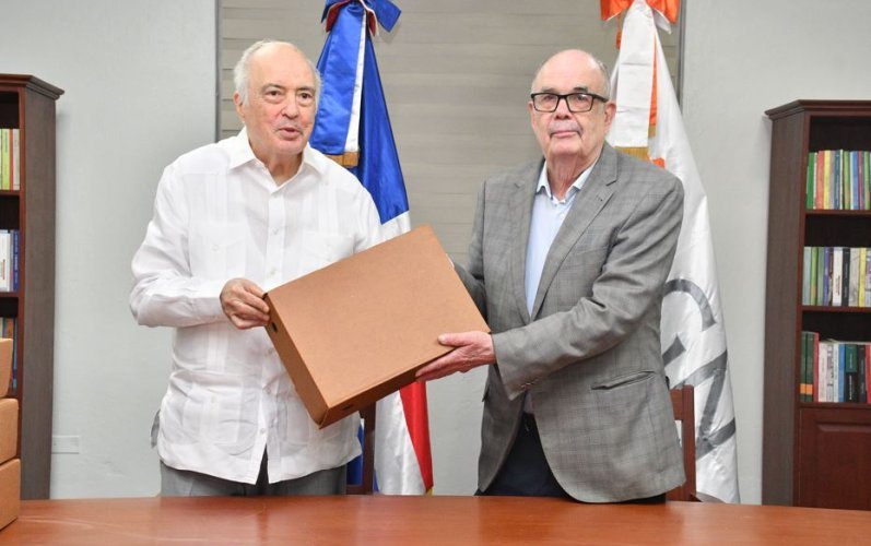 Bernardo Vega dona documentos históricos al Archivo General de la Nación