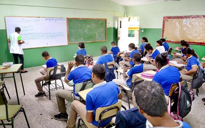 Estudio revela que uno de cada tres adolescentes abandona la secundaria en República Dominicana