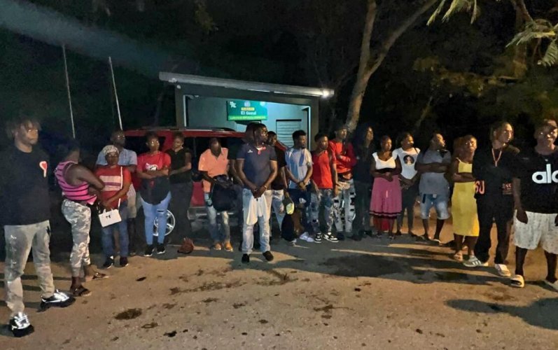 Interceptan vehículo con 23 haitianos indocumentados tras persecución en Santiago Rodríguez