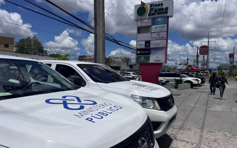 Desmantelan conexiones eléctricas irregulares en plaza comercial de Santo Domingo Este