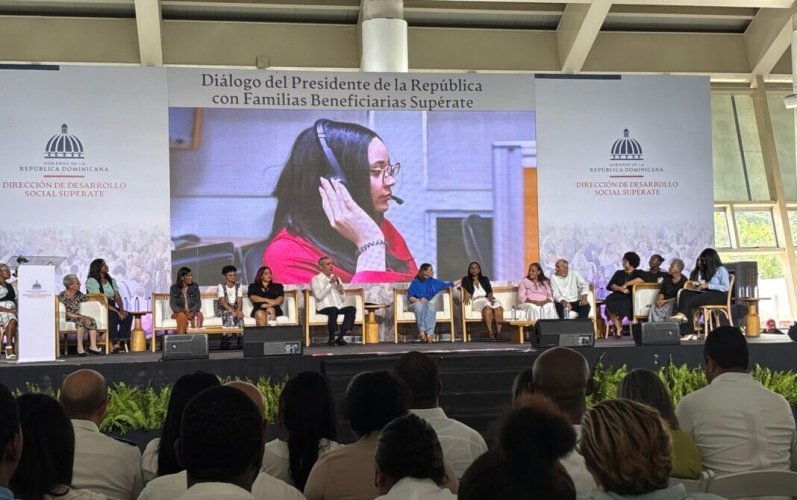 Abinader encabeza diálogo con beneficiarios de programas sociales y recaba propuestas de mejora