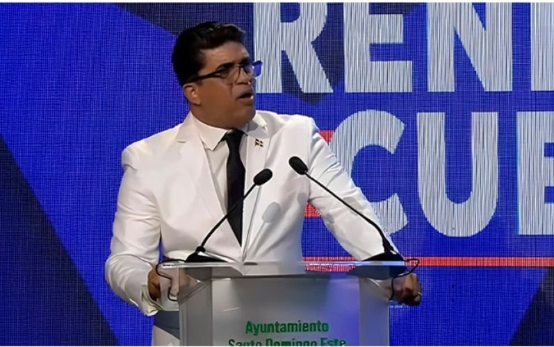 Dío Astacio presenta código QR para consultar informe de gestión en Santo Domingo Este