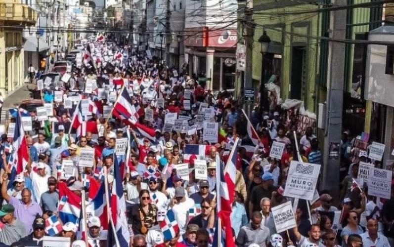 Protesta contra exploración minera paraliza vías en Santiago