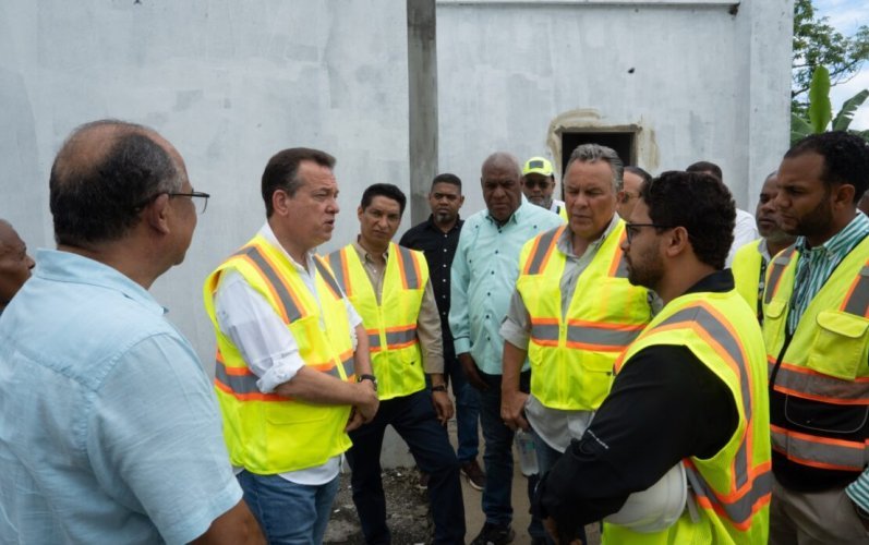 Bisonó supervisa hospital en Altamira y proyecto habitacional en Montellano
