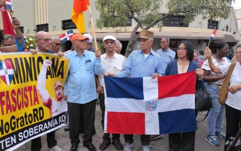 Grupos de izquierda conmemoran el 61 aniversario de la Revolución de Abril con acto en honor a Caamaño
