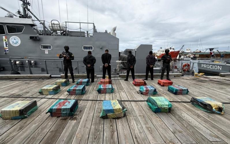 Incautan 450 paquetes de presunta cocaína tras persecución marítima de más de 12 horas