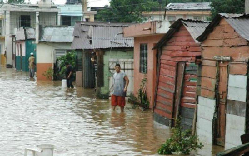 Lluvias desplazan a 380 personas y dejan comunidades incomunicadas