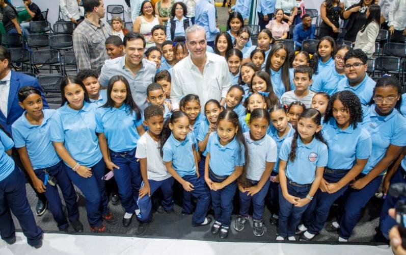 Abinader recorre Feria Regional del Libro en Santiago y resalta su alcance cultural
