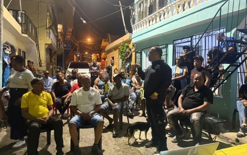 Policía realiza encuentro comunitario en Los Guaricanos para promover convivencia