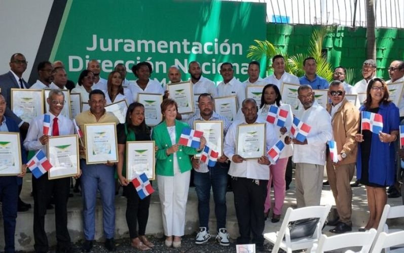 Fuerza del Pueblo juramenta Dirección Nacional de Fuerza Magisterial y advierte crisis educativa