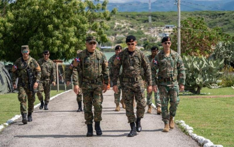 Ministro de Defensa supervisa operaciones militares en la frontera de Jimaní