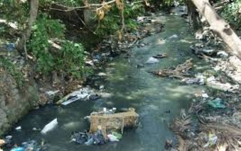 Contaminación en cañada obliga a reducir clases en tres escuelas de batey Esperanza