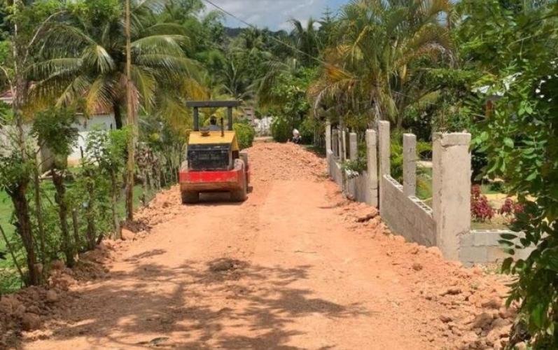 Ayuntamiento de El Limón acondiciona calles en el sector Mamá Tindá