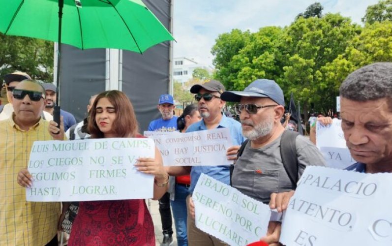 Protestan frente al Palacio Nacional por cierre del Centro de Capacitación para Ciegos