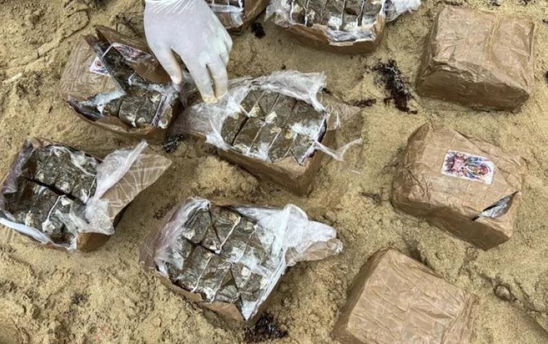 Incautan 19 pacas de hachís en operativo en costas de Miches