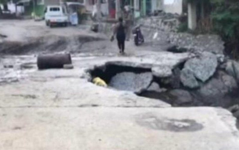 Inundaciones en puente La Ceibita dejan incomunicada zona de Villa Los Almácigos
