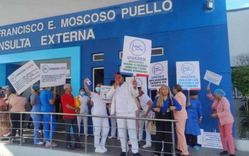 Enfermeras protestan frente al Moscoso Puello en reclamo de cumplimiento de acuerdos