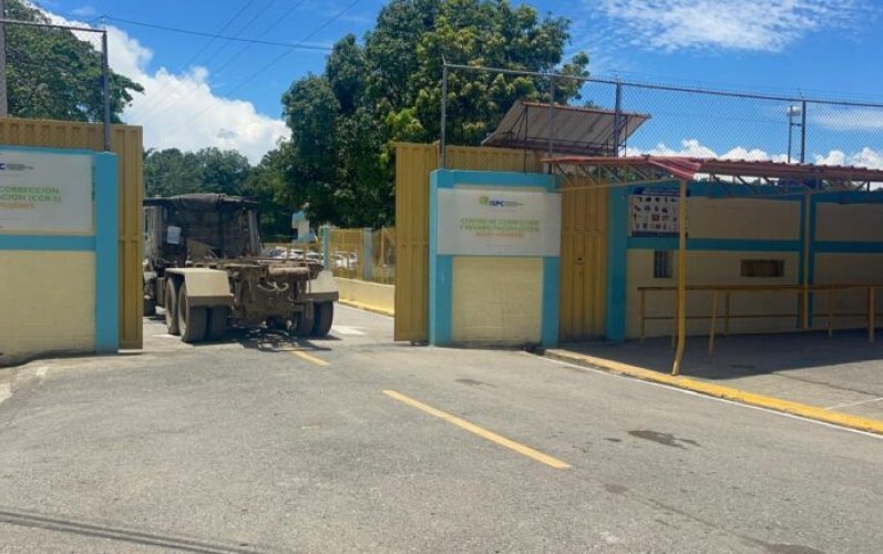 Familiares denuncian presuntos maltratos e incomunicación en penal Rafey Hombres