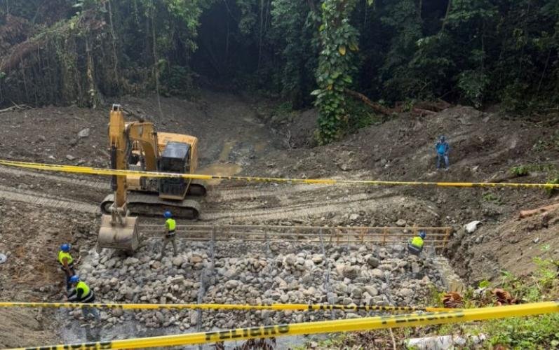Obras Públicas interviene calle en Pedro Brand tras derrumbe causado por lluvias