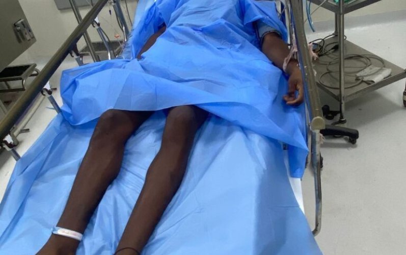 Familiares piden traslado urgente de joven en estado crítico tras accidente en Boca Chica