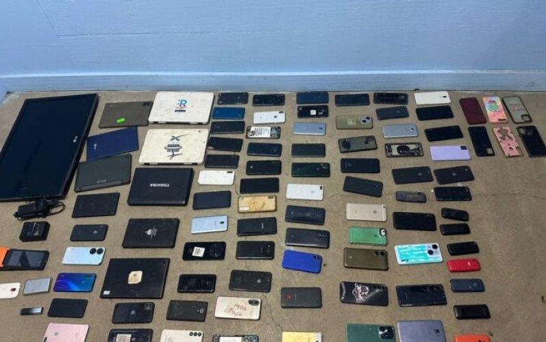 Allanan colmado en Arroyo Hondo y ocupan decenas de dispositivos electrónicos