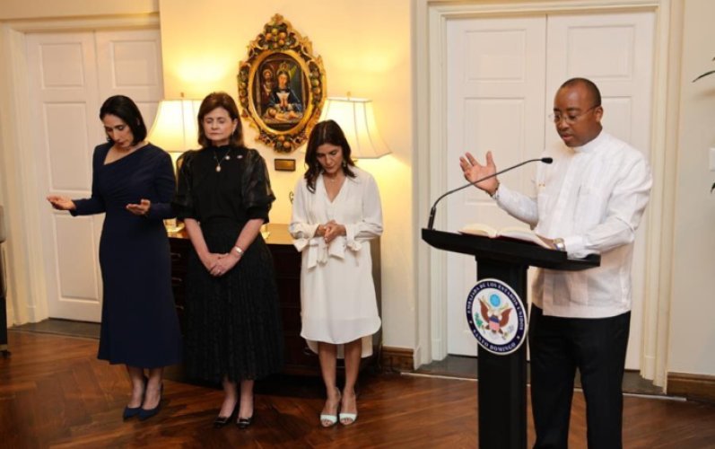 Embajadora de EE. UU. presenta colección “Arte en Embajadas” en acto protocolar