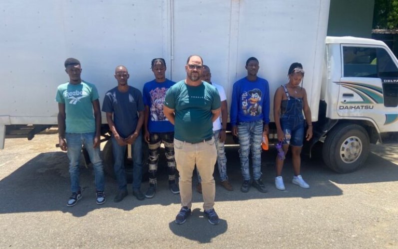 Ejército detiene a conductor y retiene a siete indocumentados en operativo en Mao