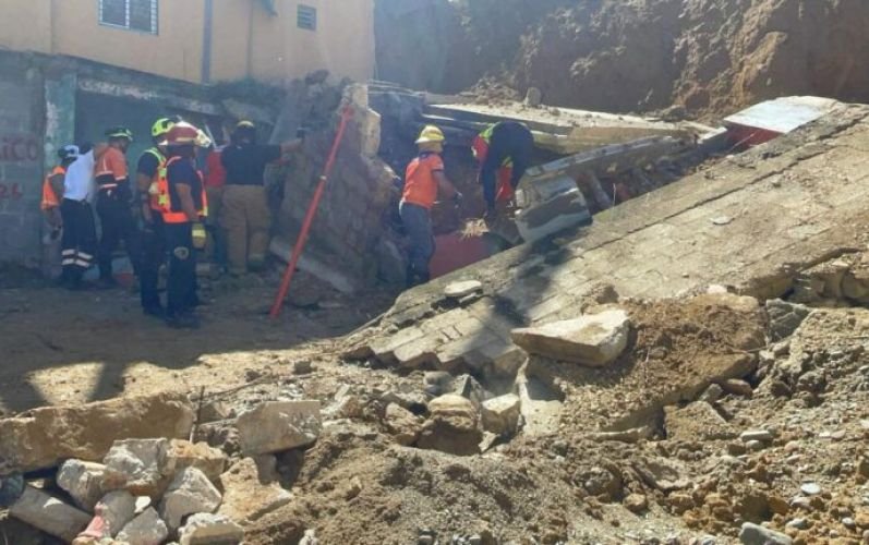 Equipos de rescate buscan a persona tras colapso de estructura en Santiago