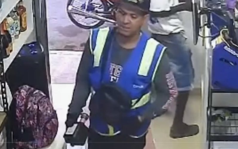 Detienen a hombre acusado de sustraer botellas de whisky en tienda de licores