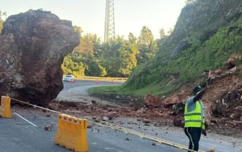 Desprendimiento de roca afecta tránsito en la Autopista del Nordeste