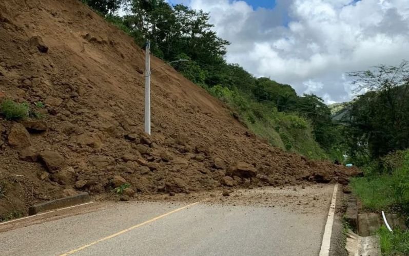 Deslizamiento de tierra mantiene represado el río Quinigua y genera alerta en Santiago