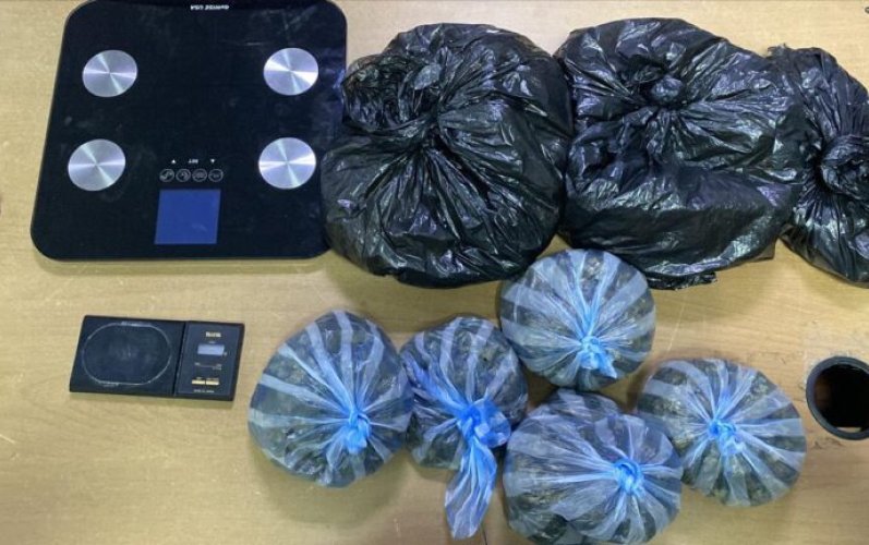 Allanamiento en Buenos Aires deja dos detenidos y decomiso de drogas y cigarrillos