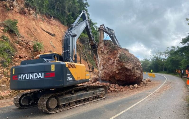 Trabajos de remoción por deslizamientos afectan tránsito en tramo Majagual de la carretera Juan Pablo II