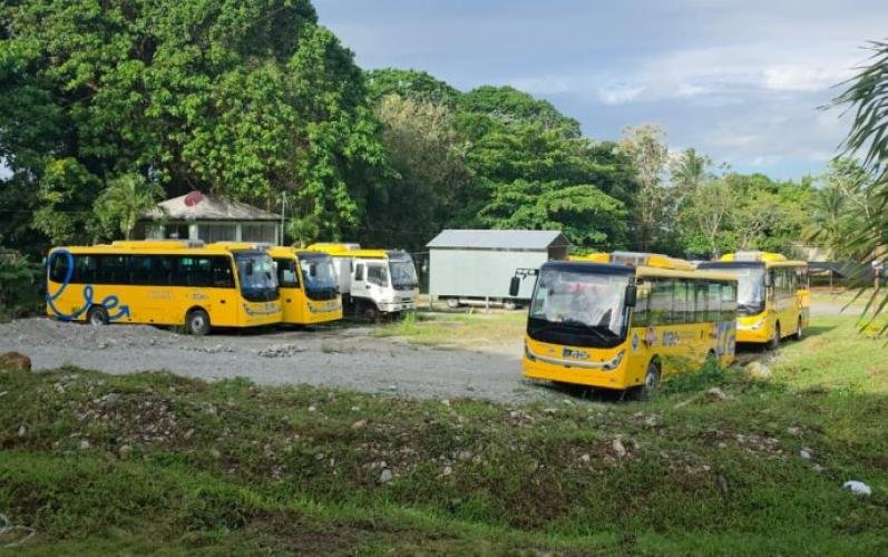 Denuncian abandono de autobuses escolares en Arroyo Barril mientras estudiantes enfrentan dificultades de transporte