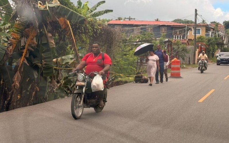 Derrumbe en carretera de Honduras genera riesgo para conductores en Samaná