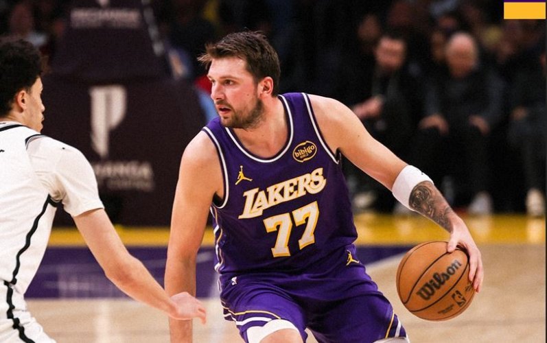 Lakers avanzan en playoffs y esperan posible regreso de Doncic ante Thunder