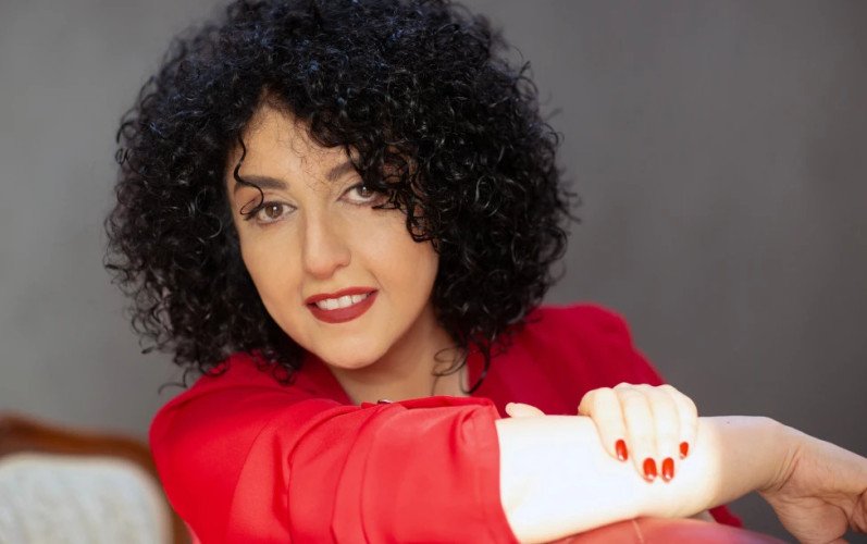 Trasladan de urgencia a hospital a Narges Mohammadi