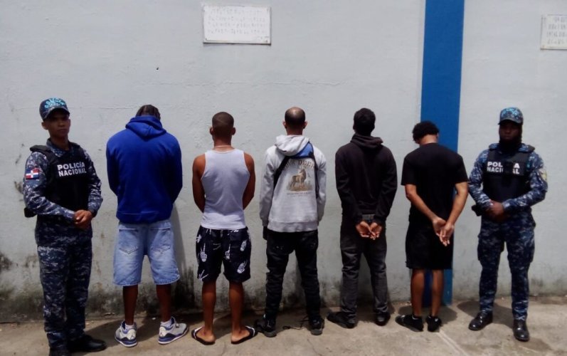 Policía detiene a cinco hombres tras asalto en Sabana Perdida