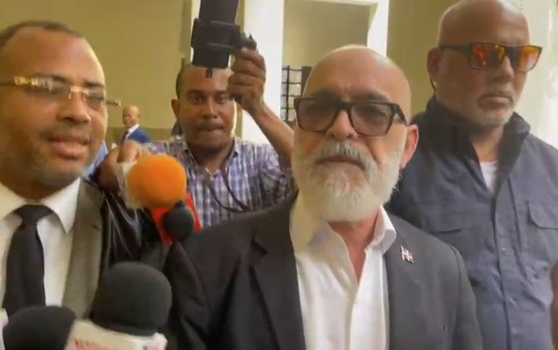 Envían a juicio de fondo a Ángel Martínez por caso de difamación contra Faride Raful