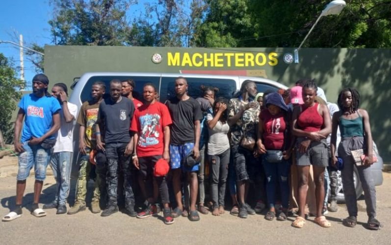 Ejército intercepta minibús con 25 haitianos indocumentados en Valverde