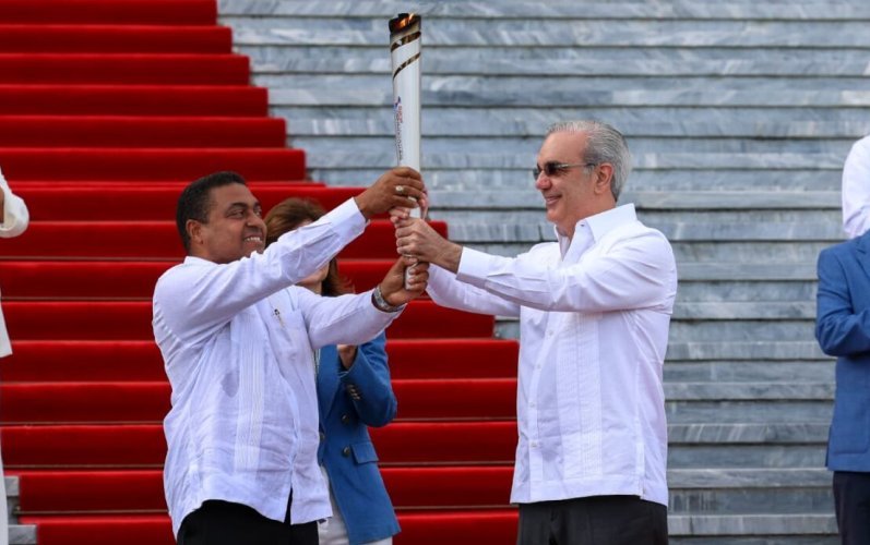 Luis Abinader recibe antorcha de los Juegos Centroamericanos y del Caribe Santo Domingo 2026