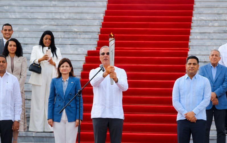 Luis Abinader inicia recorrido nacional de la antorcha de Santo Domingo 2026