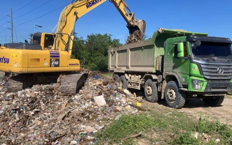 Retiran más de 148 toneladas de basura del canal Monsieur Bogaert en Santiago