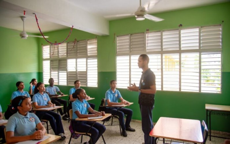 Crece respaldo a propuesta para regular uso de celulares en centros educativos
