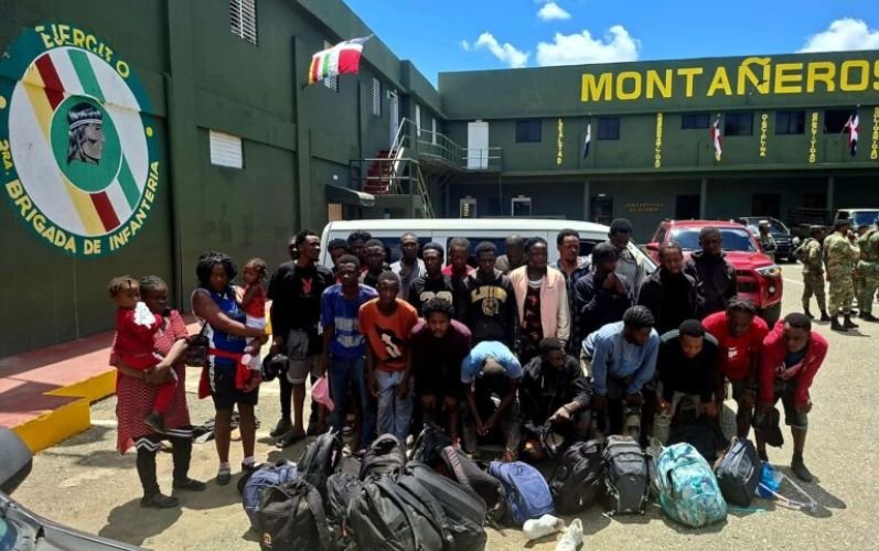 Ejército intercepta minibús con 30 haitianos indocumentados en San Juan