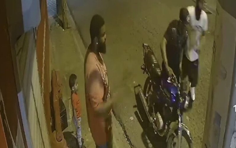 Asaltan a joven y le roban motocicleta frente a su hijo en El Almirante