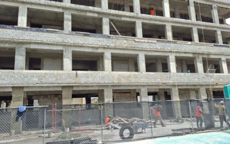 Avanza construcción de nuevas aulas en centro educativo de Cristo Rey