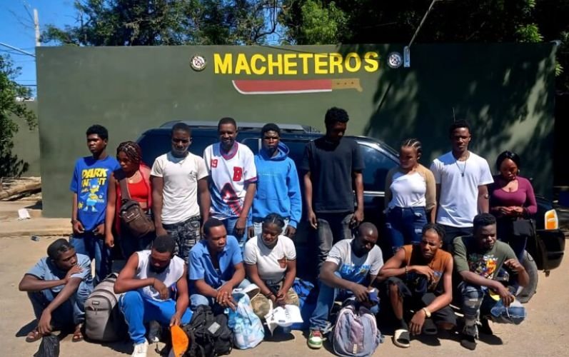 Ejército intercepta jeepeta con 16 haitianos indocumentados en Mao